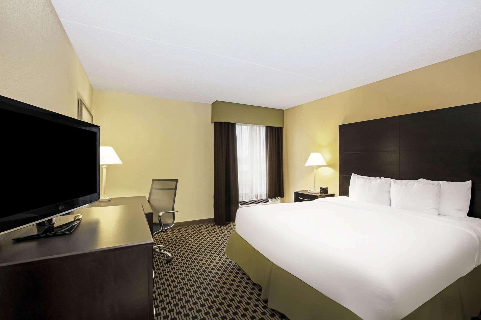 La Quinta By Wyndham Salina Hotel Exterior photo