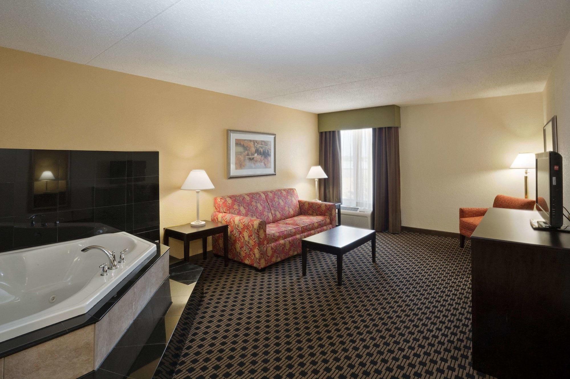 La Quinta By Wyndham Salina Hotel Exterior photo