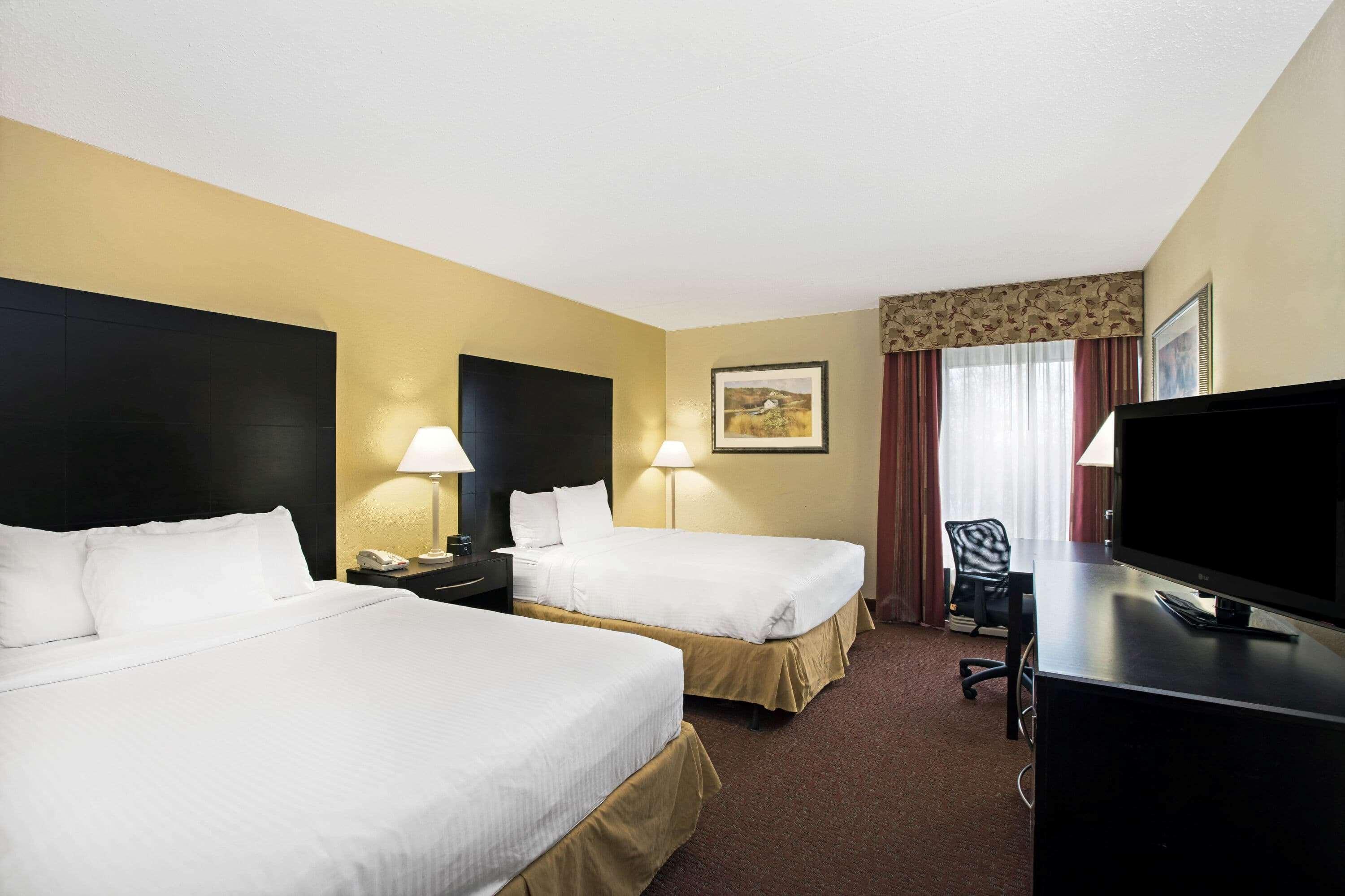 La Quinta By Wyndham Salina Hotel Exterior photo