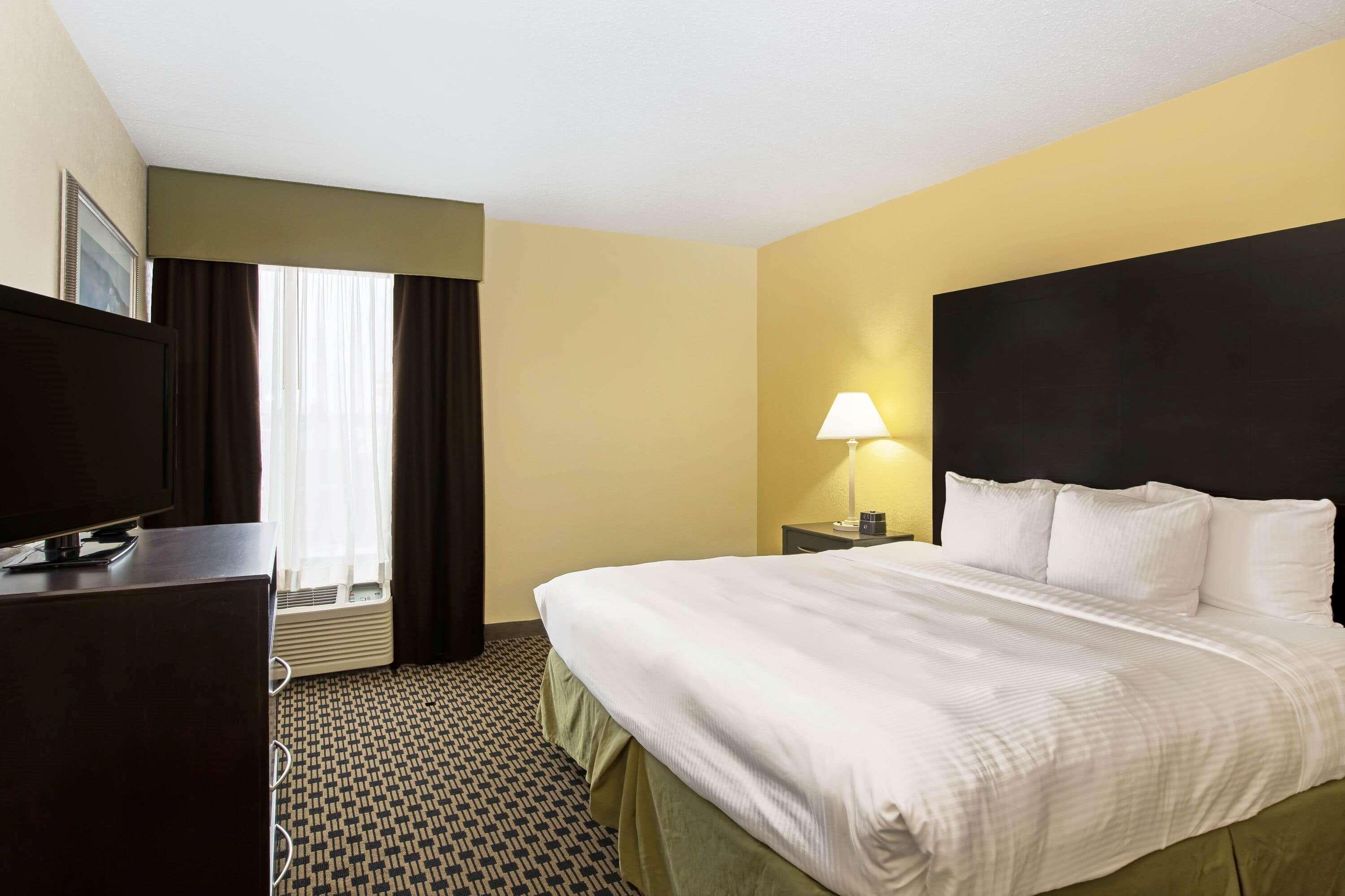 La Quinta By Wyndham Salina Hotel Exterior photo