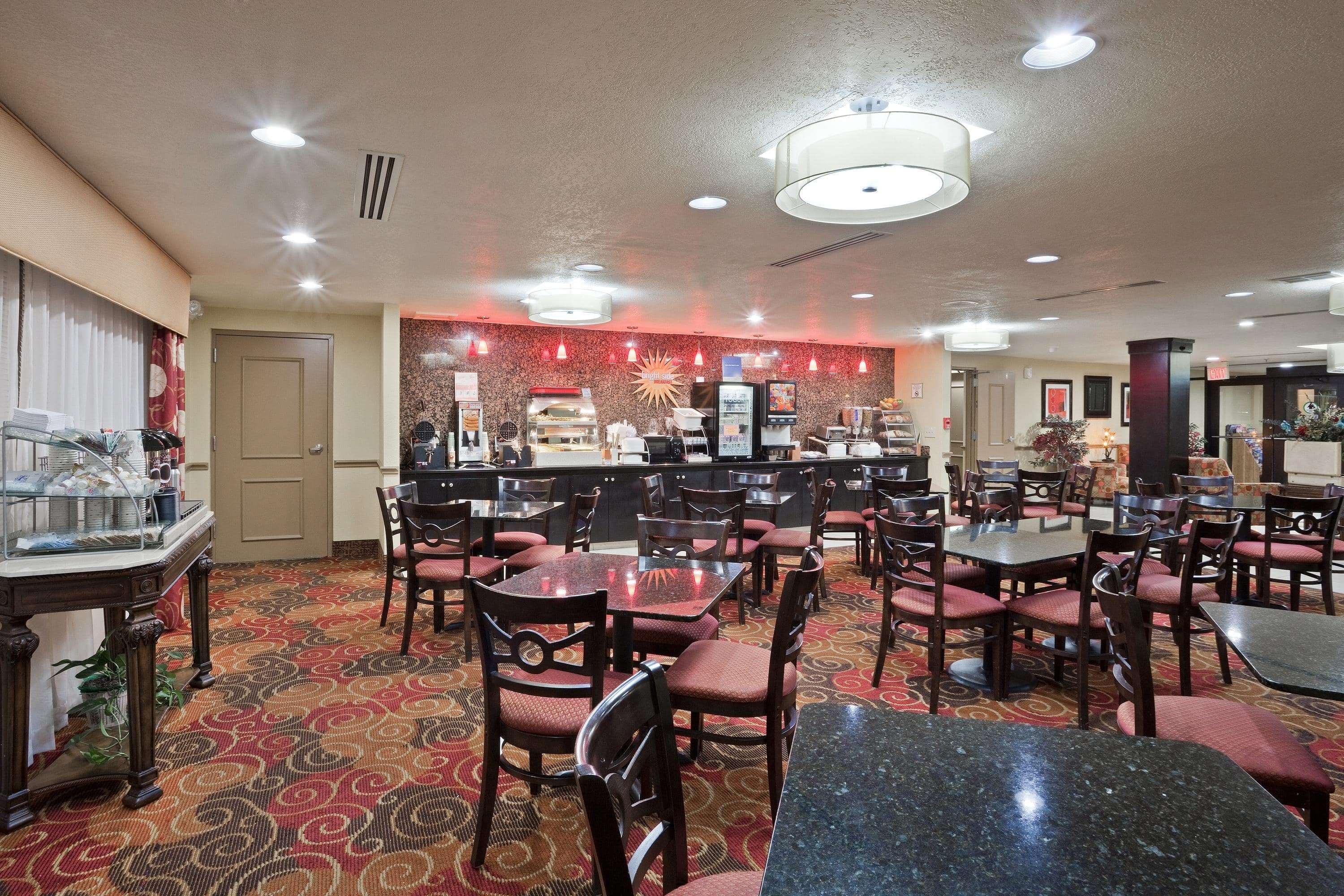 La Quinta By Wyndham Salina Hotel Exterior photo