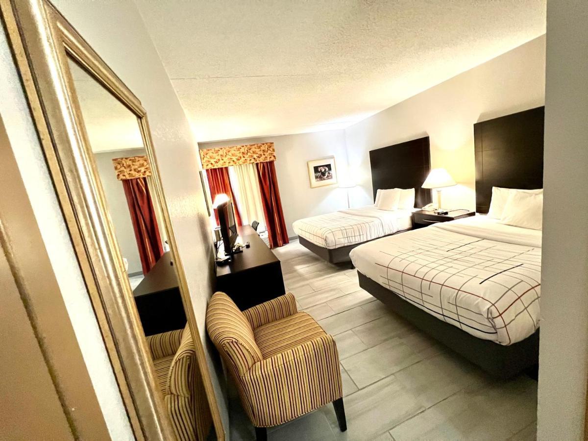 La Quinta By Wyndham Salina Hotel Exterior photo