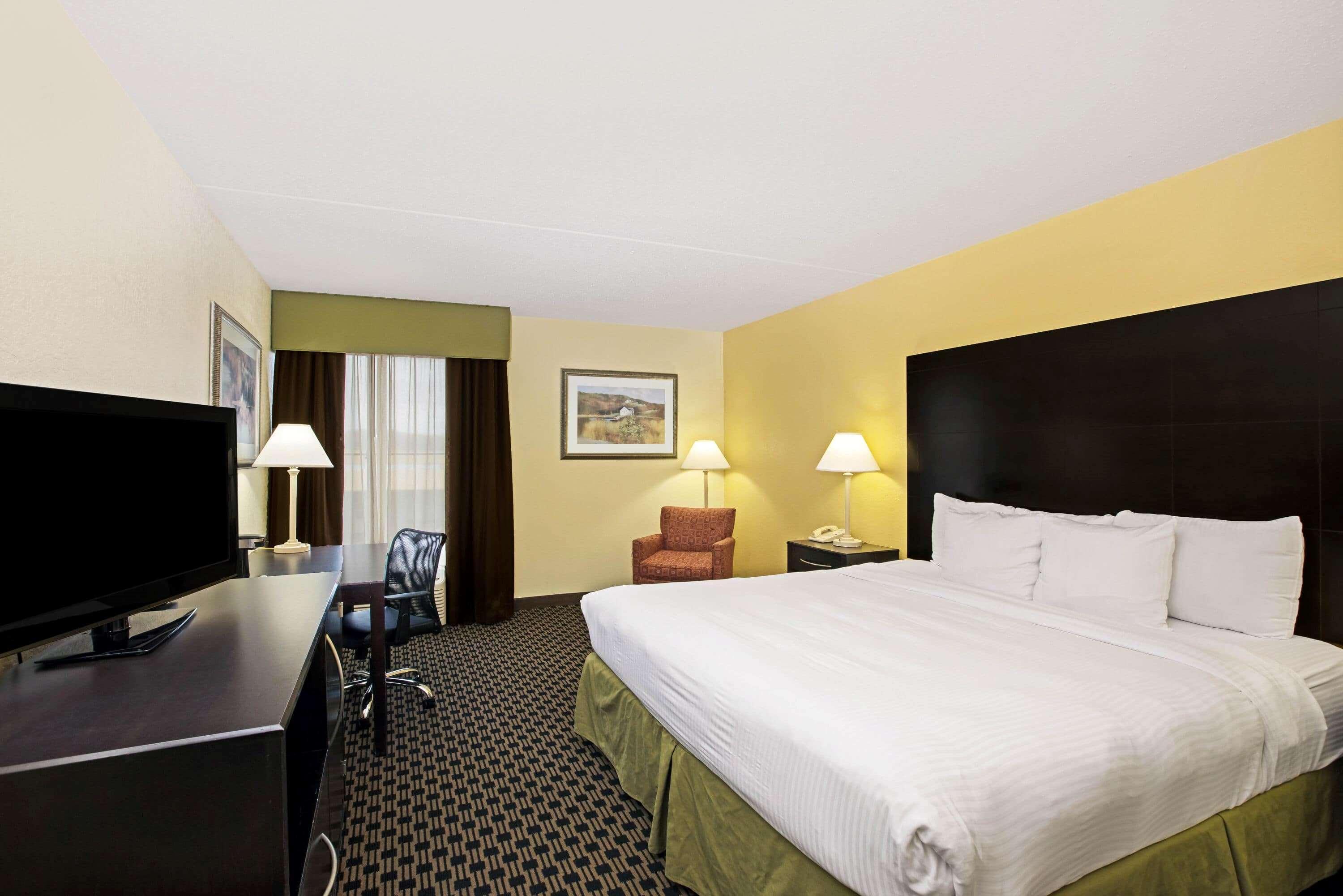 La Quinta By Wyndham Salina Hotel Exterior photo