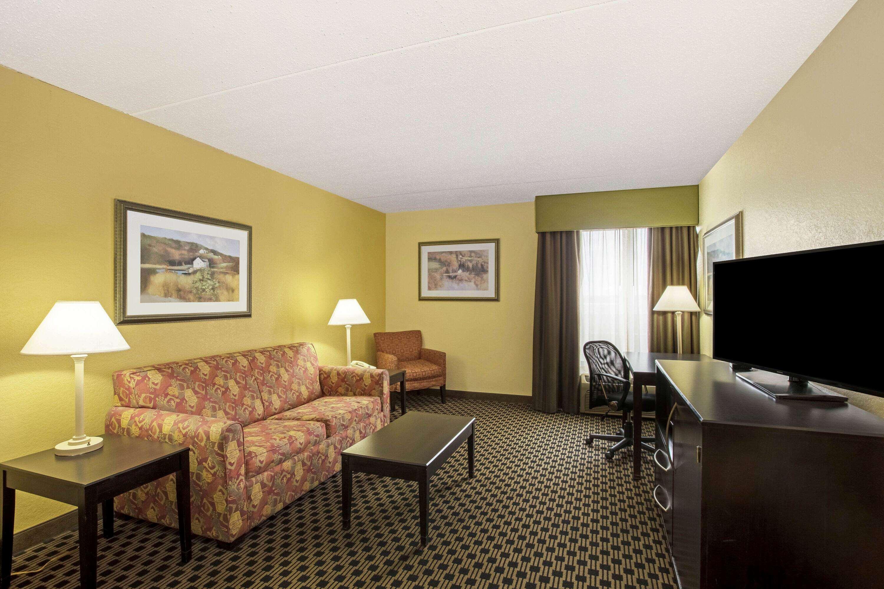 La Quinta By Wyndham Salina Hotel Exterior photo