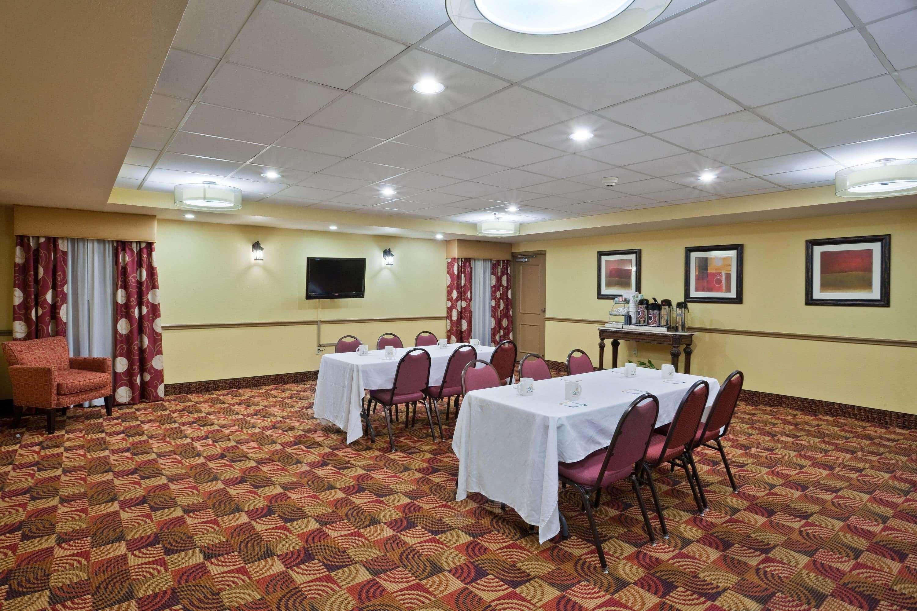 La Quinta By Wyndham Salina Hotel Exterior photo