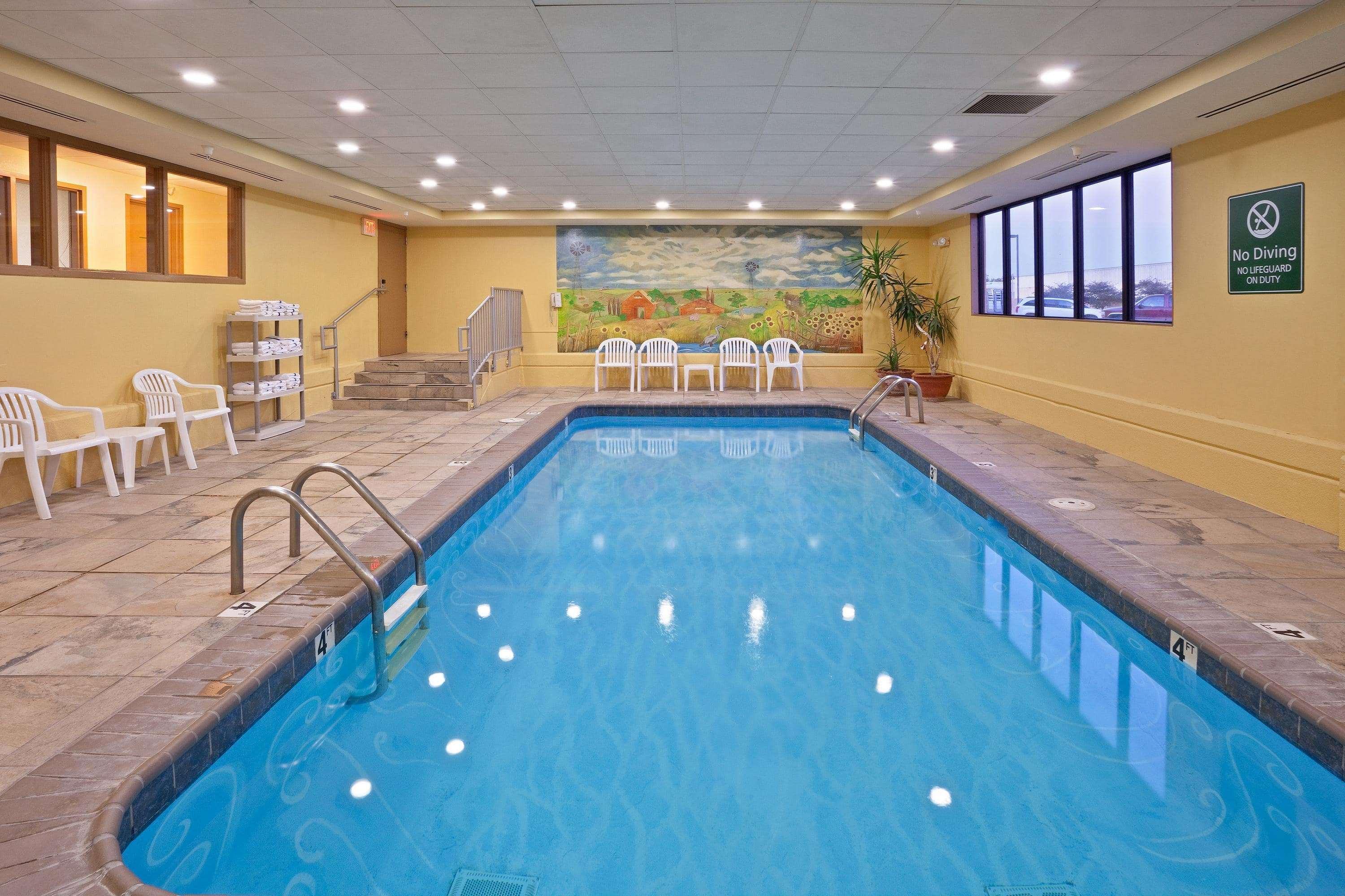 La Quinta By Wyndham Salina Hotel Exterior photo