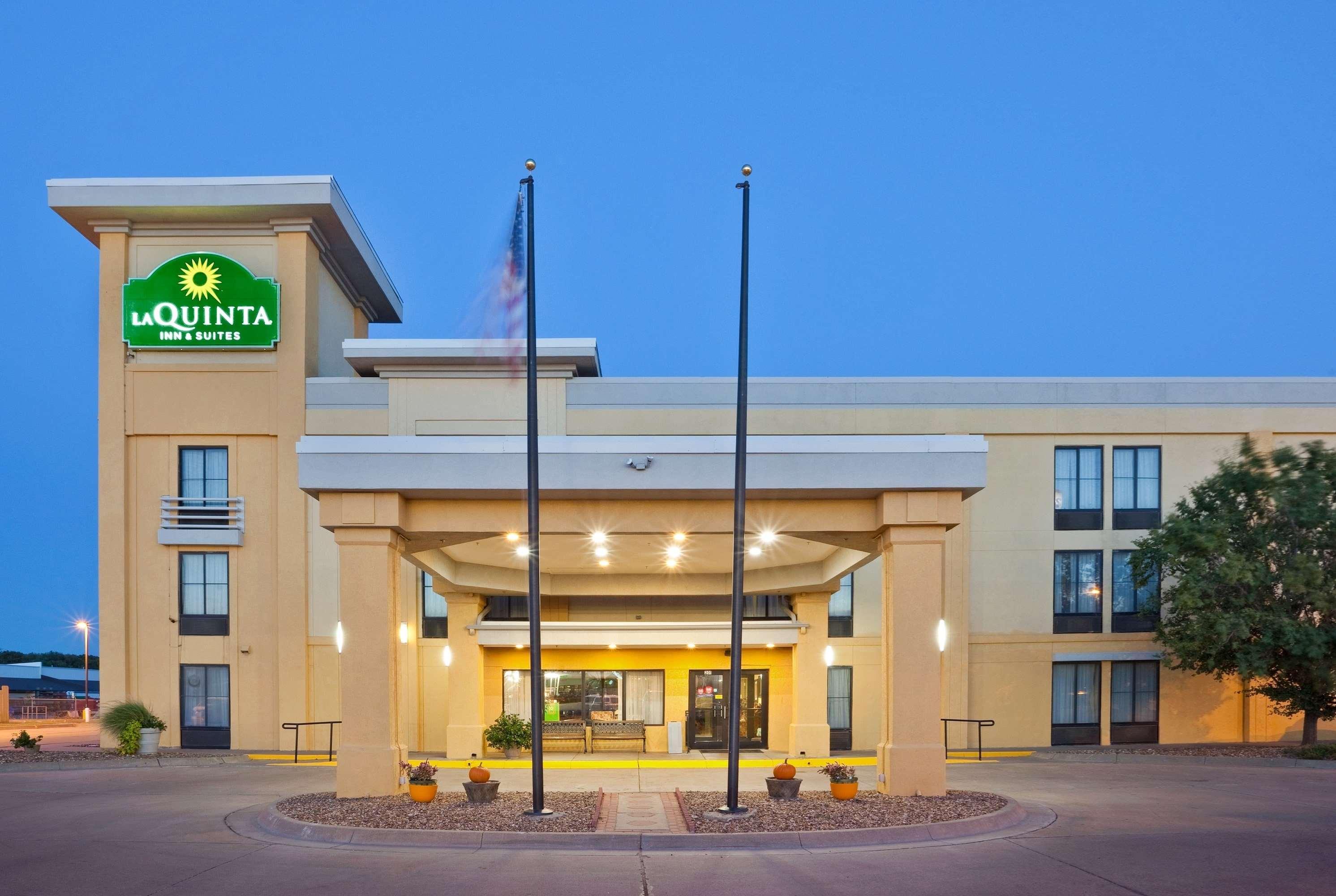 La Quinta By Wyndham Salina Hotel Exterior photo