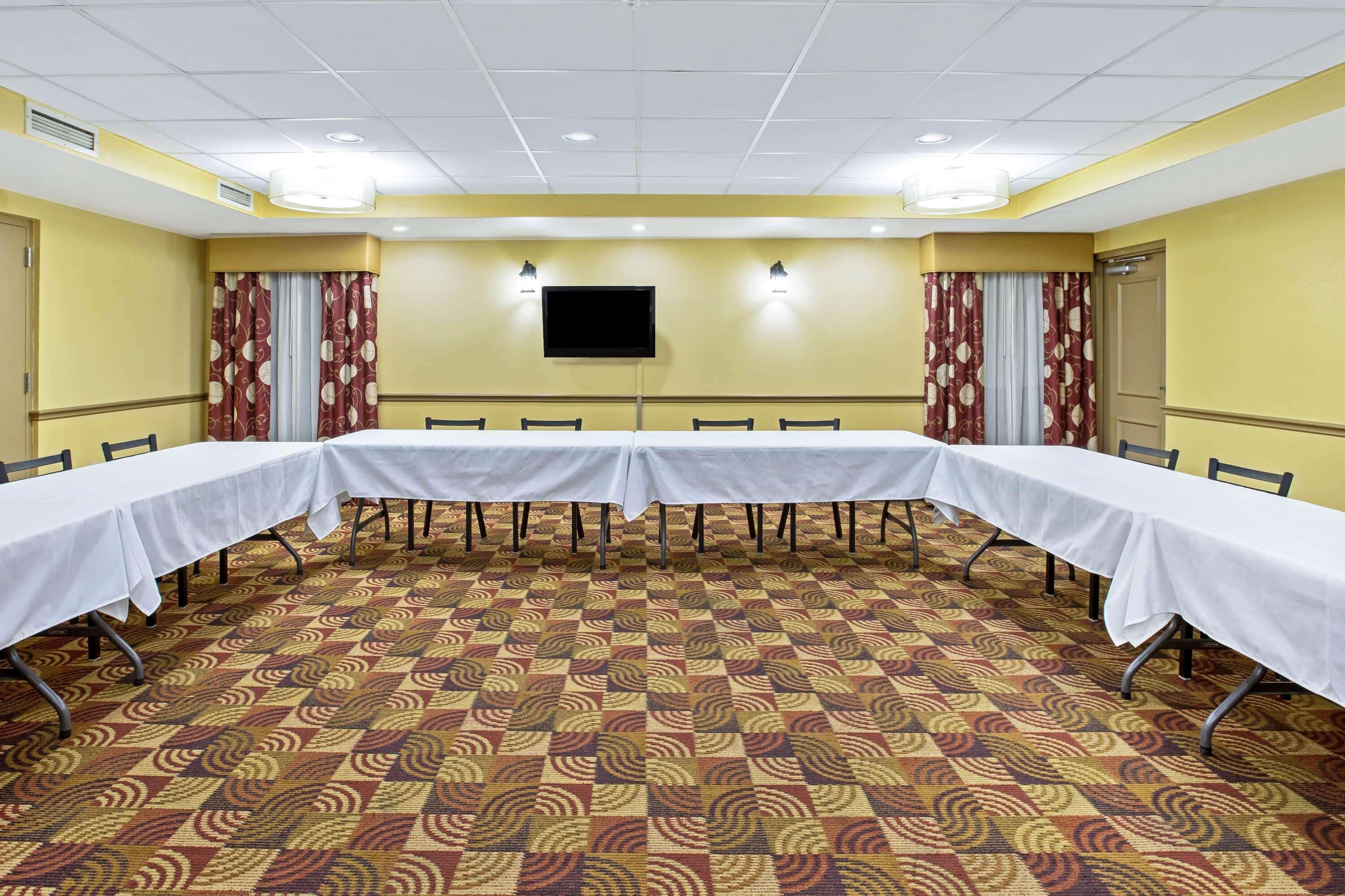 La Quinta By Wyndham Salina Hotel Exterior photo