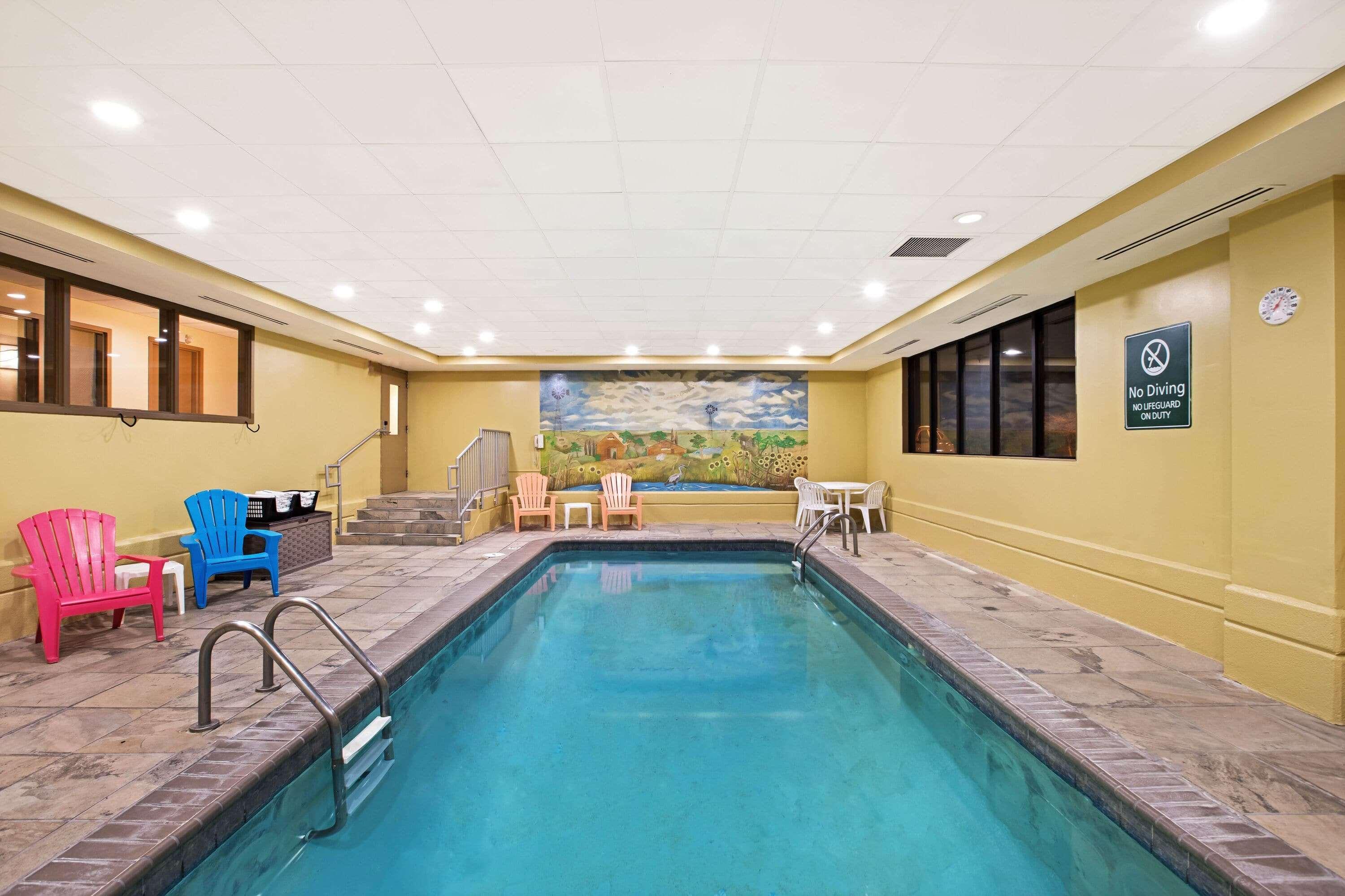La Quinta By Wyndham Salina Hotel Exterior photo