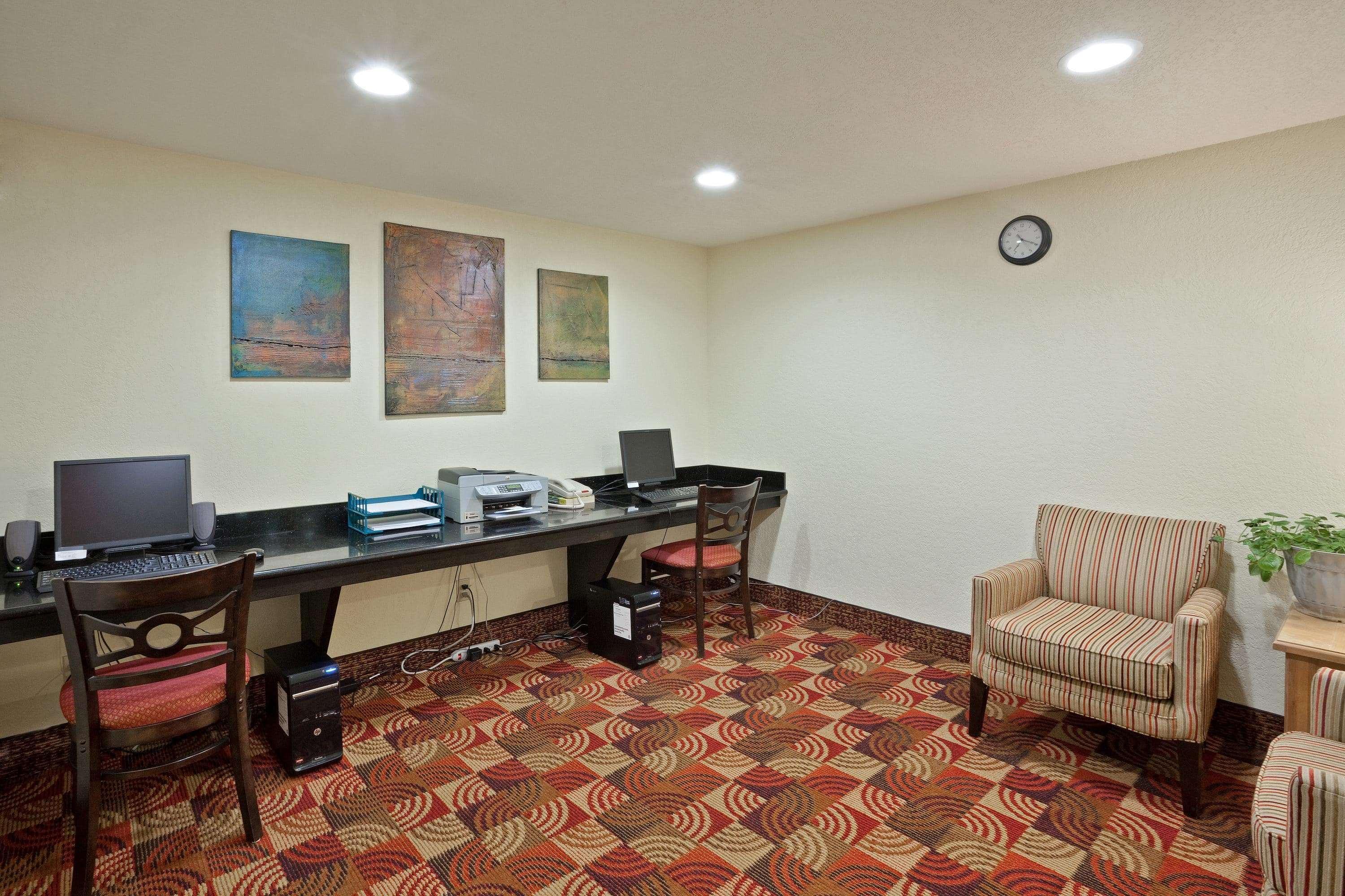 La Quinta By Wyndham Salina Hotel Exterior photo
